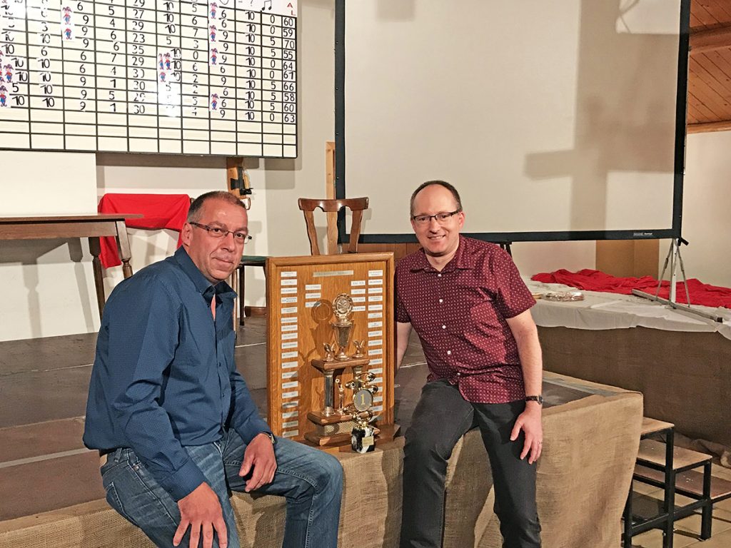 Nico Röhl und Werner Brüls holten 2017 den Pokal für die Geschichtsgruppe Rocherath-Kirnkelt beim jährlich stattfindenden Vereinsquiz.
